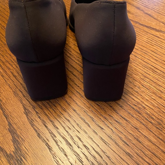 Bruno Magli silk satin classic block heel pumps - Picture 2 of 10